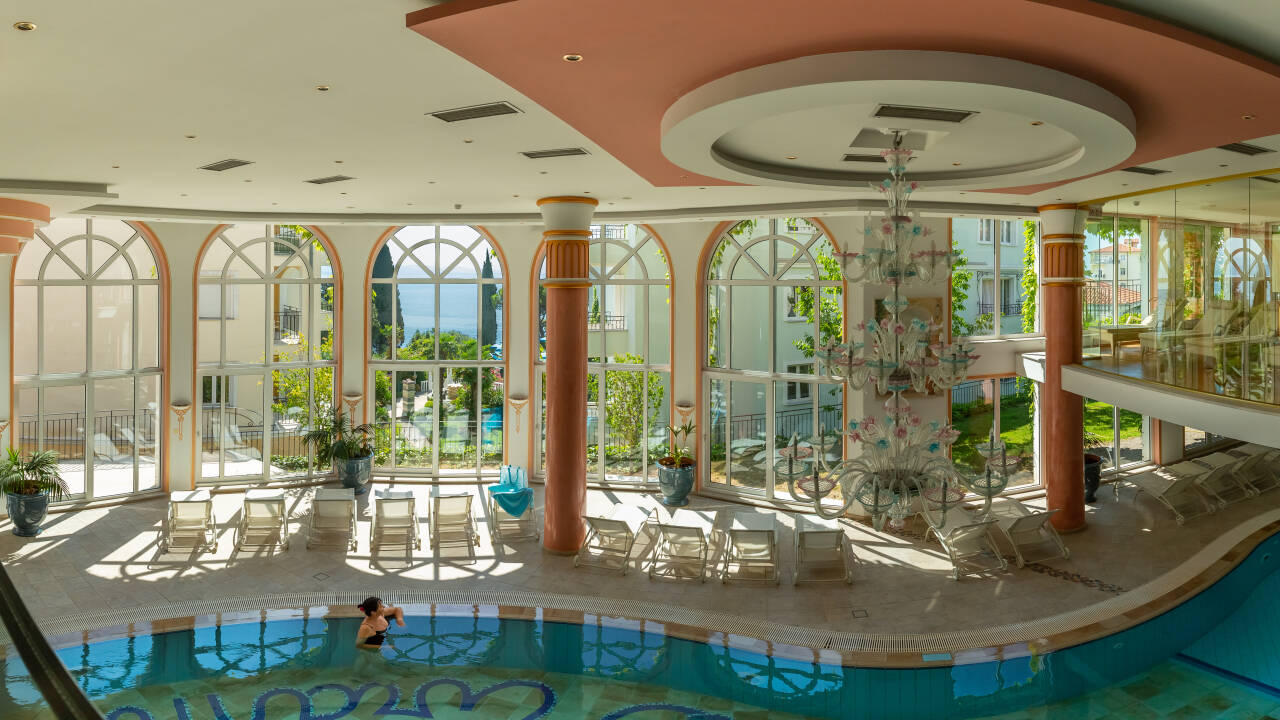 Entspannen Sie im Miramar Spa mit Pools und Wohlfühlangeboten, die für Ruhe und Erholung sorgen.