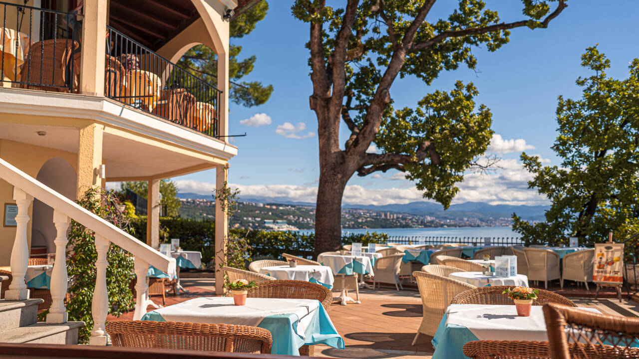Genießen Sie ein Abendessen auf der Terrasse mit herrlichem Panoramablick auf das Meer.