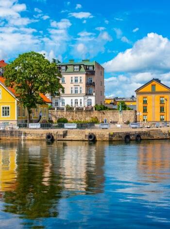 Zentrale Lage im historischen Karlskrona, nahe Hafen und Einkaufsmöglichkeiten.