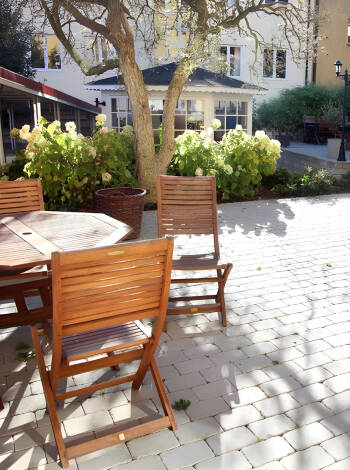 Koppla av utomhus på terrassen eller i hotellets lugna trädgård.