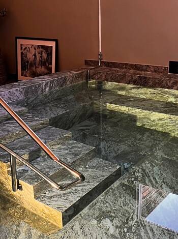 Unna dig wellness med bastu, pool och gym.