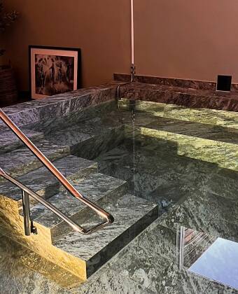 Erholen Sie sich im Wellnessbereich mit Sauna, Pool und Fitnessraum.