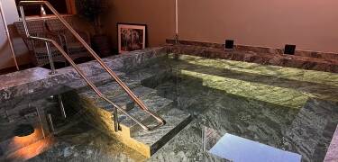 Erholen Sie sich im Wellnessbereich mit Sauna, Pool und Fitnessraum.