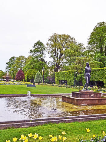 Promenera i det gröna kring Hoglands park alldeles intill.