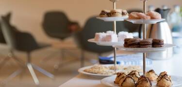Genießen Sie ein Stück hausgemachten Kuchen in gemütlicher, einladender Atmosphäre.