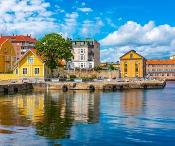 Centralt läge i historiska Karlskrona, nära hamnen och shopping.
