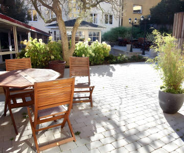 Slapp av utendørs på terrassen eller i den rolige hot hagen.