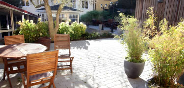 Koppla av utomhus på terrassen eller i hotellets lugna trädgård.