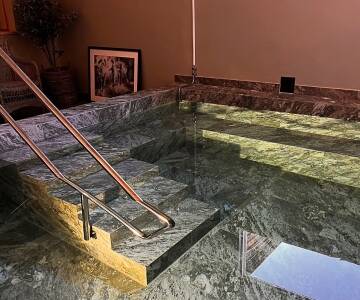 Erholen Sie sich im Wellnessbereich mit Sauna, Pool und Fitnessraum.