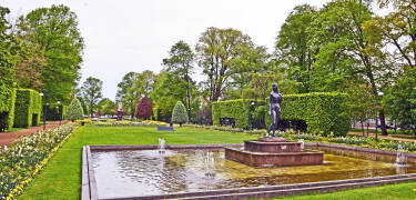 Spaser i grønne omgivelser i Hoglands Park like ved.