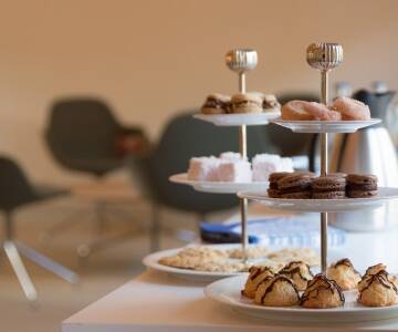 Njut av en bit hembakad kaka i en mysig och välkomnande miljö.