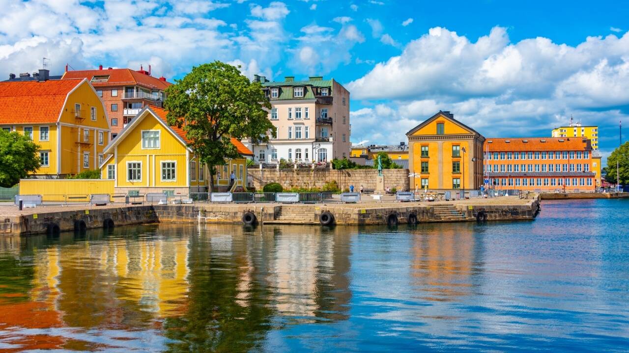 Centralt läge i historiska Karlskrona, nära hamnen och shopping.