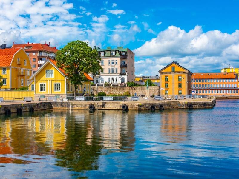 Centralt läge i historiska Karlskrona, nära hamnen och shopping.