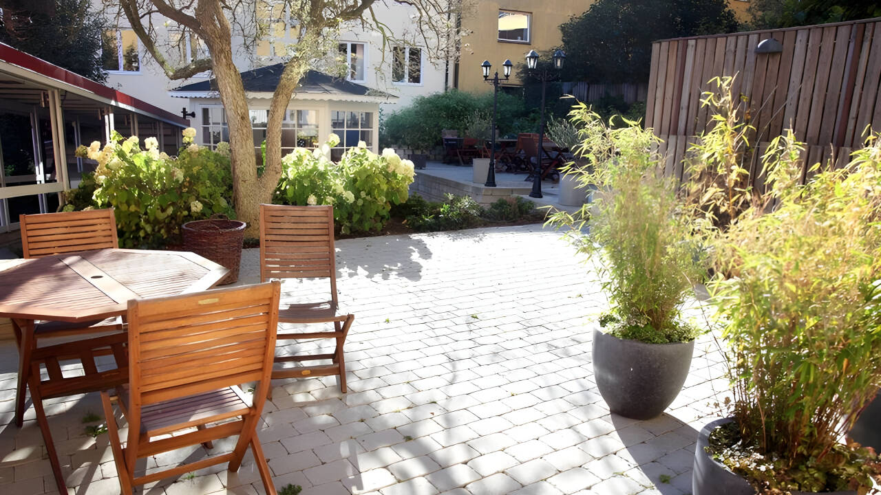 Koppla av utomhus på terrassen eller i hotellets lugna trädgård.