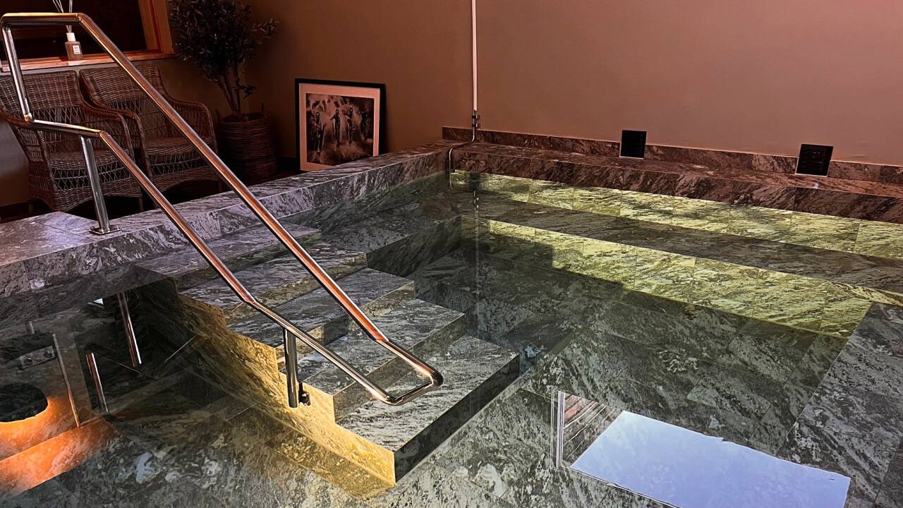 Unna dig wellness med bastu, pool och gym.