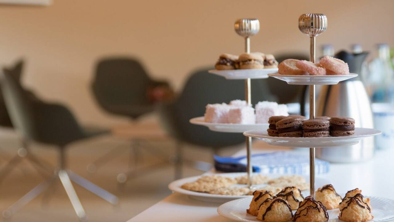 Njut av en bit hembakad kaka i en mysig och välkomnande miljö.