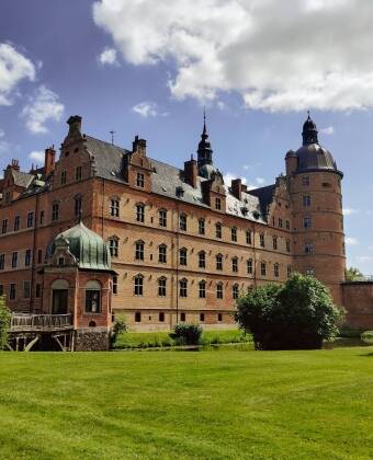 In der Nähe gibt es viele Attraktionen zu entdecken, darunter das beeindruckende Schloss Vallø, die faszinierende Braunstein-Whisky Bryggeri und Mini-By.