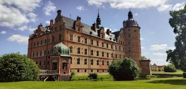 In der Nähe gibt es viele Attraktionen zu entdecken, darunter das beeindruckende Schloss Vallø, die faszinierende Braunstein-Whisky Bryggeri und Mini-By.