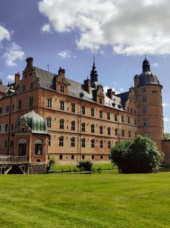 Det finns många attraktioner i närheten att utforska, inklusive det imponerande slottet Vallø och det fascinerande Braunstein whisky-bryggeriet.