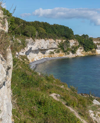 Stranden ligger bara en kort promenad bort, så att du kan njuta av den friska havsluften.