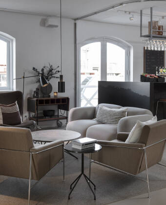 Hotellets opholdsstue, komplet med bløde møbler og TV, indbyder til hyggelige og afslappende stunder.