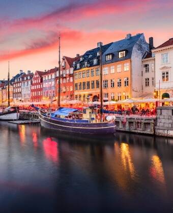 Machen Sie sich auf den Weg ins schöne Kopenhagen, wo Sie über den Strøget schlendern oder die Atmosphäre in Nyhavn genießen können.