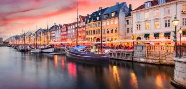 Machen Sie sich auf den Weg ins schöne Kopenhagen, wo Sie über den Strøget schlendern oder die Atmosphäre in Nyhavn genießen können.
