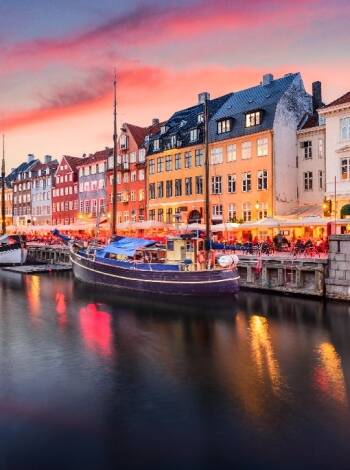 Besök vackra Köpenhamn där du kan ta en promenad längs Strøget eller njuta av atmosfären i Nyhavn.