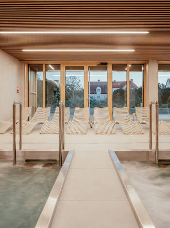 Slappna av i wellnessområdet med pool, bastu, behandlingar och vilozoner.