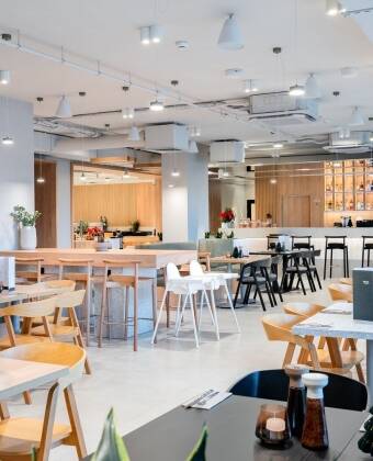 Im hoteleigenen Restaurant genießen Sie polnische und internationale Spezialitäten.