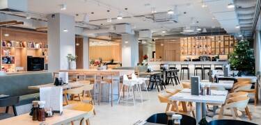 Im hoteleigenen Restaurant genießen Sie polnische und internationale Spezialitäten.