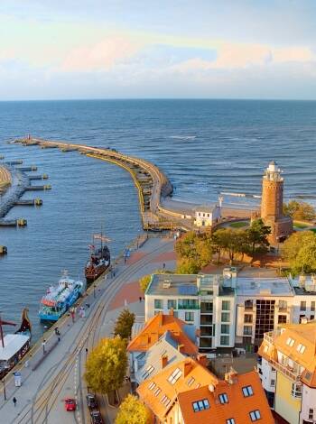 Besök närliggande Kołobrzeg med dess fyr, strandpromenad och kulturella sevärdheter.