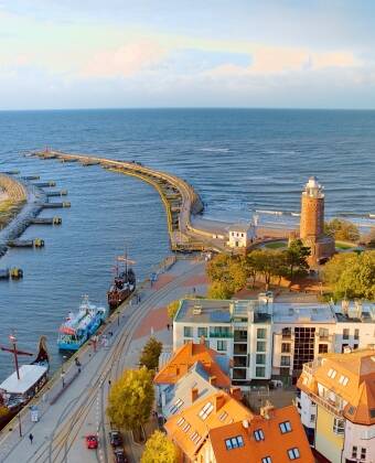 Besuchen Sie das nahegelegene Kołobrzeg mit Leuchtturm, Promenade und kulturellen Sehenswürdigkeiten.
