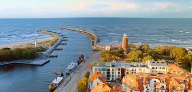 Besuchen Sie das nahegelegene Kołobrzeg mit Leuchtturm, Promenade und kulturellen Sehenswürdigkeiten.