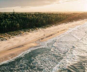 Nyt de hvite strendene ved Polens Østersjø med enkel tilgang til Grzybowo-stranden.