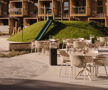 Solig utomhusterrass är en trevlig plats att koppla av i frisk luft.