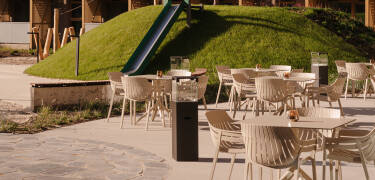 Den solrike utendørsterrassen gir et hyggelig sted å slappe av i frisk luft.