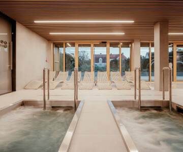 Slap af i wellnessområdet med pool, sauna, behandlinger og afslapningszoner.