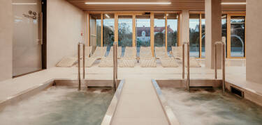 Slappna av i wellnessområdet med pool, bastu, behandlingar och vilozoner.