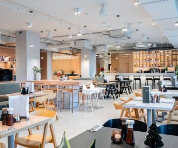 Restaurant på stedet serverer et utvalg av polske og internasjonale retter.