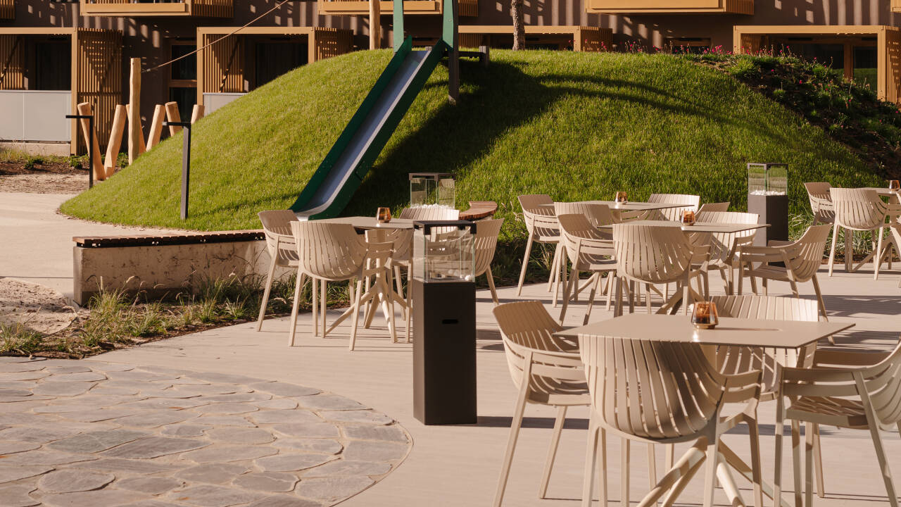 Die sonnige Außenterrasse lädt zum entspannten Verweilen an der frischen Luft ein.