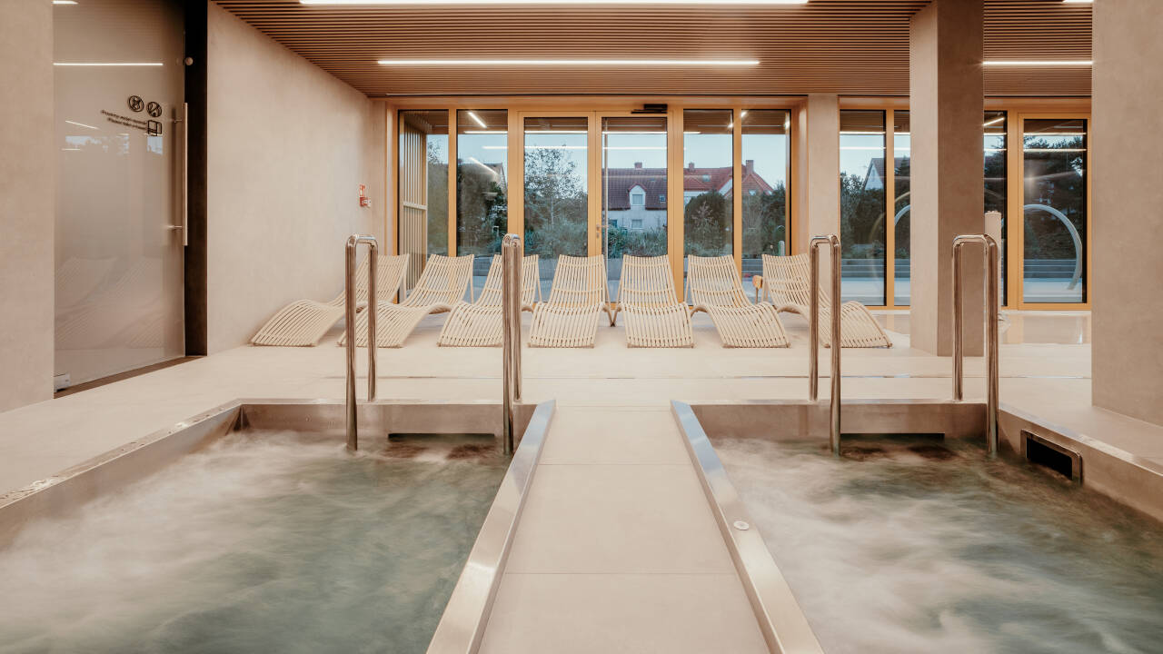 Entspannen Sie im Wellnessbereich mit Pool, Sauna, Behandlungen und Ruhezonen.