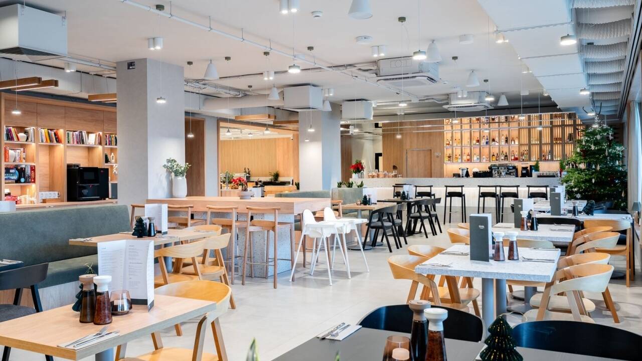 På stedet er der restaurant, der serverer et udvalg af polske og internationale retter.