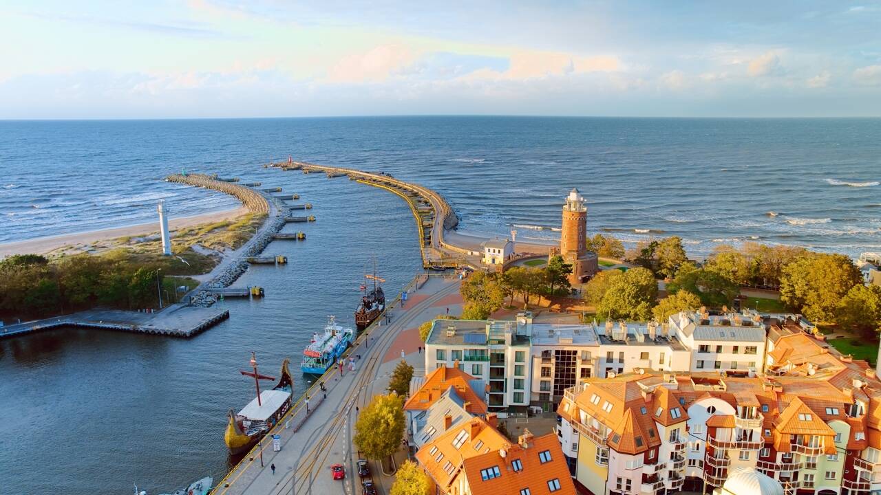 Besuchen Sie das nahegelegene Kołobrzeg mit Leuchtturm, Promenade und kulturellen Sehenswürdigkeiten.