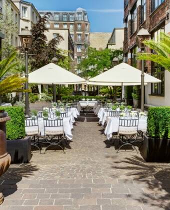 Der ruhige Innenhof und der Garten des Hotels machen es zu einer Oase – eine grüne, stille Auszeit mitten in Paris.