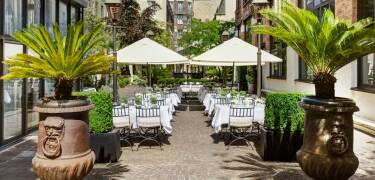 Hotellets lugna innergård och trädgård gör det till en unik plats bland Paris hotell – här får du en grön och fridfull tillflykt mitt i staden.