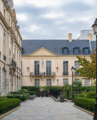 Les Jardins du Marais ligger i et hyggeligt kvarter, kendt for sin historiske arkitektur.