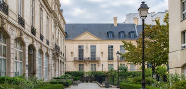 Les Jardins du Marais ligger i ett charmigt område känt för sin historiska arkitektur.