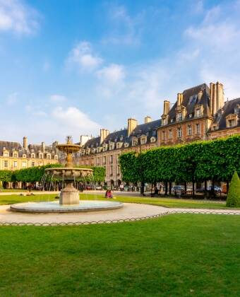 Bara ett stenkast bort ligger Place des Vosges – perfekt för en promenad eller för att njuta av atmosfären.