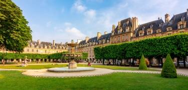 Bara ett stenkast bort ligger Place des Vosges – perfekt för en promenad eller för att njuta av atmosfären.
